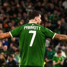 Troy Parrott célèbre un but avec l’Irlande contre l’Autriche
