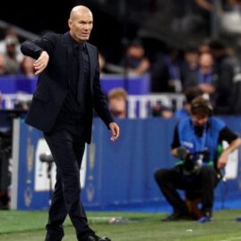 Zinédine Zidane dirige l’équipe de France depuis le bord du terrain