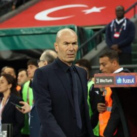 Zinédine Zidane lors de son premier match comme sélectionneur de la France en Turquie